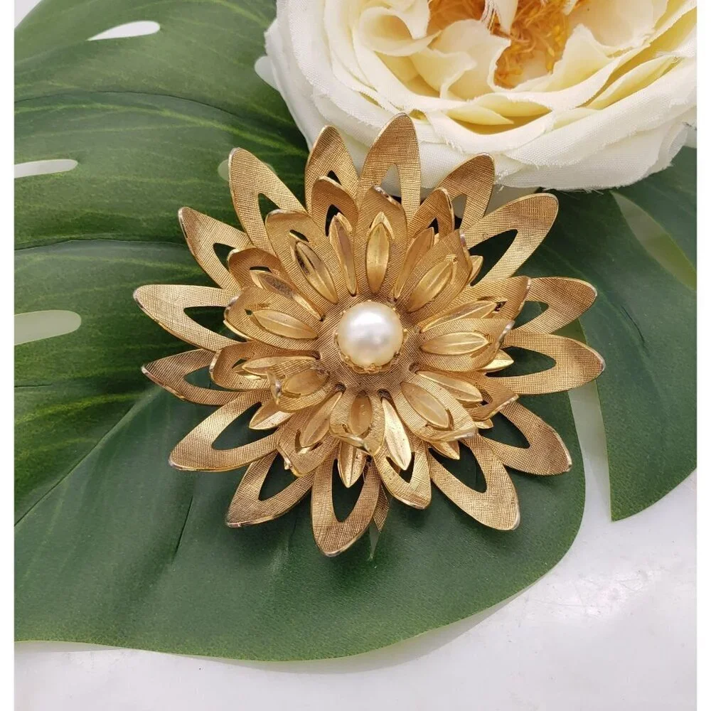 Vtg 1960s Emmons Goldtone Blooming Dahlia Flower Petal Brooch Faux Pearl Center
